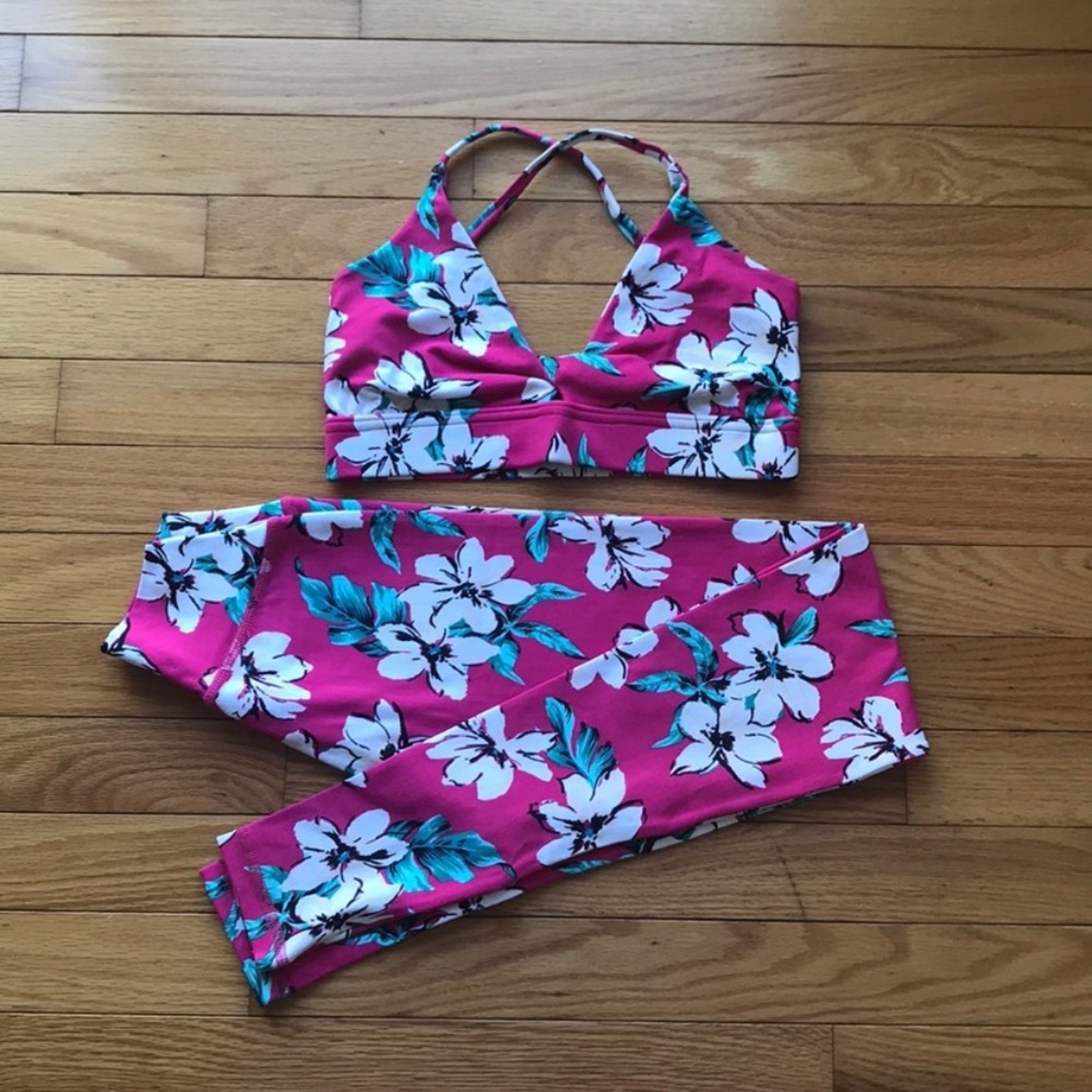Liquido young soul twisted bra and om leggings